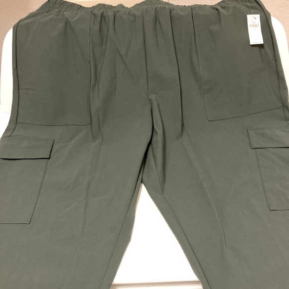 💚💚 HIGH WAISTED SLEEK TECH CARGO ANKLE PANTS 💚💚 - Picture 3 of 8